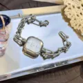 Orologio da polso al quarzo da donna con cinturino a catena multistrato argento e quadrante. - Argento