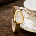 Elegante Vintage Damenuhr mit dreieckigem Schlangenkopf und Lederarmband, modische Uhr. - Khaki