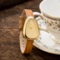 Elegante Damenarmbanduhr im Vintage-Stil mit dreieckigem Gehäuse und braunem Lederarmband. - Orange