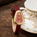 Vintage Schlangenkopf Lederarmband Quarzuhr für Damen, stilvolle modische Armbanduhr. - Angola Rot
