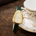 Vintage grüne Lederarmbanduhr mit einzigartigem dreieckigen Schlangenkopf-Zifferblatt Damen. - Grün