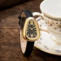 Elegante Damen Armbanduhr mit Schlangenkopf Form und schwarzem Leder Armband Stilecht - Schwarz