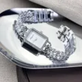 Luxus quadratische Strass Quarzuhr für Damen mit einem stilvollen Edelstahl Kettenarmband. - Silber