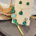 Detailansicht des Sets aus unregelmässiger grüner Kristalluhr, Kette und Schmuck. - Grün