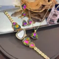 Buntes Strass unregelmässige Uhr Halskette Ring Ohrringe vierteiliges Schmuckset neu - Irisierend