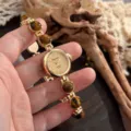 Vintage Damen Quarzuhr mit Tigerauge Edelstein Perlen Armband und goldfarbenem runden Zifferblatt. - Tigerauge Gold Zifferblatt