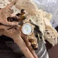 Detailansicht der Damen Vintage Quarzuhr mit braunen Tigerauge-Perlen und goldenem Zifferblatt. - Tigerauge Weißes Zifferblatt