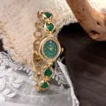 Klassische ovale Damenuhr mit grünem Zifferblatt und elegante Perlenarmbandkette. - Smaragdgrün