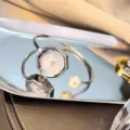Reloj pulsera de cuarzo con esfera octogonal minimalista y detalle de perla - Plateado
