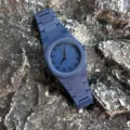 Detailansicht einer blauen Harz Quarzurhuhr mit arabischem Zifferblatt und integriertem Armband. - Marineblau