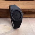 Schwarze Polycarbonat Herren Quarzarmbanduhr mit arabischen Ziffern und integriertem Armband. - Schwarz
