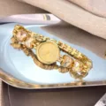 Goldene Damen Armbanduhr mit funkelnden Kristall Schmetterlingen und klassischem Quarzwerk. - Gold