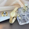 Goldene Damen Quarz Uhr mit gestepptem Metallarmband und minimalistischem Zifferblatt - Ganz Gold