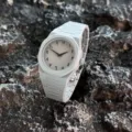 Weisse Kunststoff Quarz Herrenuhr mit arabischen Ziffern auf dem Zifferblatt, Stil. - Grau