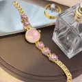 Damen Quarz Uhr goldenes Armband mit rosa Kristall Schmetterling Anhänger Zifferblatt. - Rosa