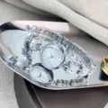 Silberne Quarzarmbanduhr Detail mit Kristallstein Gliedern, Zifferblatt und Metallarmband. - Silber