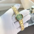 Elegante Damenuhr mit gruenem Zifferblatt und schickem goldenem Metallarmband fuer Alltag. - Gold Grün