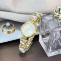 Goldene Damenuhr Quarzwerk mit Kristall Herz Armband elegante digitale Zifferblatt Damenuhr - Weiß