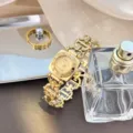 Luxus goldene quadratische Quarzuhren-Details mit römischen Ziffern und eleganter Metallkette. - Gold/Goldenes Zifferblatt
