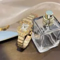 Elegante quadratische Damenuhr mit Quarzwerk, funkelnder Strasslünette und Edelstahlarmband. - Gold Weiß