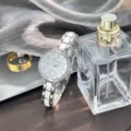 Elegante Damen Quarz-Uhr mit Keramik Edelstahl Armband und glitzernder Strass Lunette. - Silber