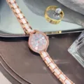 Elegante Roségold Keramik Damenuhr Quarz mit Kristall Lünette und feiner Detailansicht. - Roségold