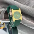 Grüne Silikonarmband Quarzuhr mit goldem gebürstetem quadratischem Gehäuse für Damen Mode - Grün