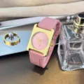 Chic rosa Silikon quadratische Quarzuhr mit gebürstetem Goldzifferblatt für Damen Mode Alltag. - Rosa