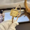Goldene quadratische Quarzuhr mit gedrehtem Kabel Armband, edles Detailansicht Design. - Römische Ziffern Roségold