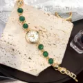 Vintage goldfarbene Damen Quarzuhr mit grünem Perlenarmband für elegante Alltagsmode. - Smaragdgrün Weißes Zifferblatt