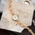 Vintage gold Quarz Uhr mit rosa Stein Perlen Armband elegante Damen Armbanduhr Zubehör - Rosa Armband Weißes Zifferblatt