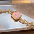 Orologio al quarzo dorato con quadrante quadrato sfaccettato rosa e bracciale a maglie alla moda. - Rosa