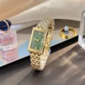 Vintage rechteckige Damenarmbanduhr mit strukturiertem Goldarmband und grünem Zifferblatt - Gold Grün