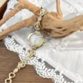 Elegante reloj de cuarzo para mujer con pulsera de pedrería y esfera de nácar elegante - Blanco