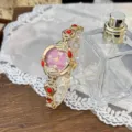 Reloj de cuarzo dorado para mujer elegante con esfera rosa y pulsera de pedrería. - Rojo