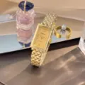 Nahaufnahme der goldenen Damen Armbanduhr im Vintage Stil mit strukturiertem Armband. - Ganz Gold