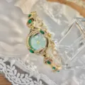 Elegante reloj de cuarzo para mujer con esfera verde, diamantes de imitación y oro. - Verde