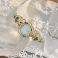 Detalle en primer plano de reloj de cuarzo para mujer, esfera azul y brillos. - Azul