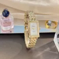 Detailansicht der Vintage rechteckigen Quarzuhr mit goldenem Blasenarmband und weißem Zifferblatt. - Gold Weiß