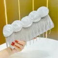 Weißer Satin Abendtasche Clutch mit Blumen und Strass Fransen für elegante Party und Kleid. - Kurze Kette Stil / Silber