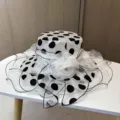 Eleganter Polka-Dot-Organza-Sonnenhut mit breiter Krempe und Blumendekor für den Sommerurlaub. - Verstellbar / Weiß