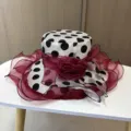 Damen Pünktchen Breitrand Sonnenhut mit weinroter Organza Blume, eleganter Sommer Strandhut. - Verstellbar / Burgunderrot