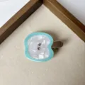 Gros plan sur la pince à cheveux en acétate pomme mignonne avec strass roses pour enfants. - Pomme / Bleu clair