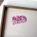 Detailopname van de schattige katten acetaat haarkam met brede tanden en paars patroon. - Stijl 3