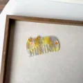 Gedetailleerd uitzicht van een schattige katten acetaat haarkam met brede tanden en bloemenpatroon. - Stijl 4