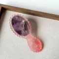 Petit peigne à cheveux portable en acétate avec poignée rose festonnée et motif violet. - 18