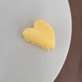 Pinza de pelo en forma de corazón amarillo brillante, accesorio elegante y liso para el uso diario. - Estilo Corazón / Amarillo