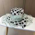 Eleganter Organza Sonnenhut mit schwarz-weißen Punkten und grüner Blume für Damen im Sommer. - Verstellbar / Hellgrün