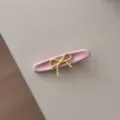 Pince à cheveux rose avec nœud jaune, accessoire détail mignon pour femmes et filles. - Nouvelle Barrette Nœud (FJ83034) / Clip Rose Avec Nœud Jaune