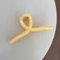 Pinza de pelo amarilla lisa para mujer, diseño trenzado elegante y resorte metálico diario. - Cruzado / Amarillo